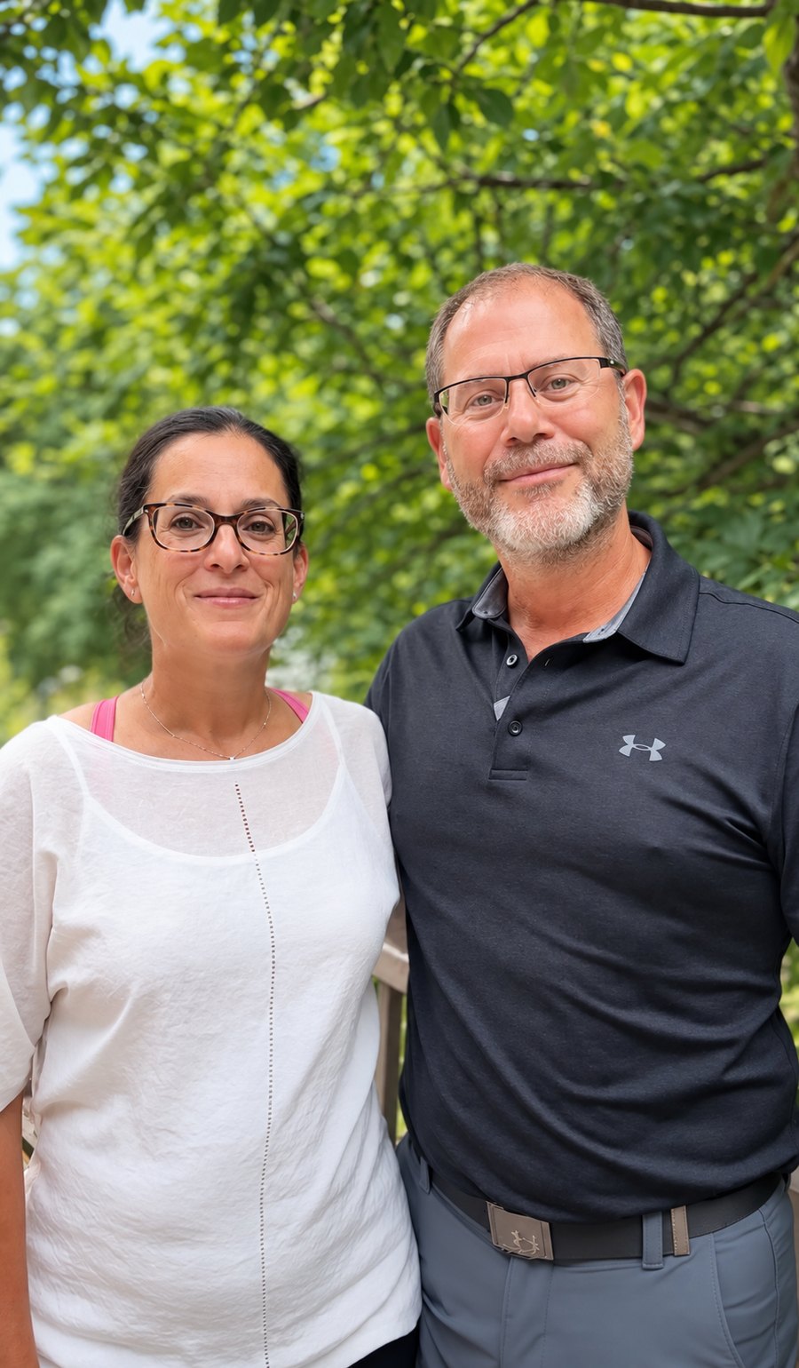 Un couple souriant à l’extérieur de l’auberge
