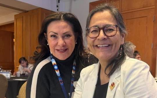 Dolly Demitro avec une participante lors d’une formation en organisation